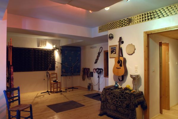 Great sounding 35 m (376 ft) acoustically treated live room